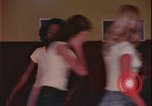 Immagine di ragazze adolescenti United States USA, 1977, secondo 18 filmato di repertorio 65675078431