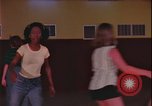Immagine di ragazze adolescenti United States USA, 1977, secondo 19 filmato di repertorio 65675078431