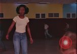 Immagine di ragazze adolescenti United States USA, 1977, secondo 20 filmato di repertorio 65675078431