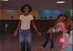 Immagine di ragazze adolescenti United States USA, 1977, secondo 21 filmato di repertorio 65675078431
