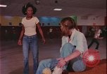 Immagine di ragazze adolescenti United States USA, 1977, secondo 22 filmato di repertorio 65675078431