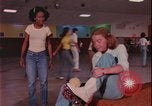 Immagine di ragazze adolescenti United States USA, 1977, secondo 23 filmato di repertorio 65675078431