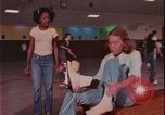 Immagine di ragazze adolescenti United States USA, 1977, secondo 24 filmato di repertorio 65675078431