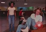Immagine di ragazze adolescenti United States USA, 1977, secondo 25 filmato di repertorio 65675078431