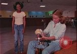 Immagine di ragazze adolescenti United States USA, 1977, secondo 26 filmato di repertorio 65675078431