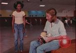 Immagine di ragazze adolescenti United States USA, 1977, secondo 27 filmato di repertorio 65675078431