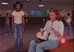 Immagine di ragazze adolescenti United States USA, 1977, secondo 28 filmato di repertorio 65675078431