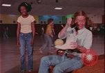 Immagine di ragazze adolescenti United States USA, 1977, secondo 29 filmato di repertorio 65675078431