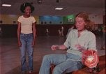 Immagine di ragazze adolescenti United States USA, 1977, secondo 30 filmato di repertorio 65675078431