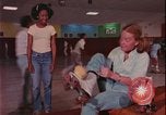 Immagine di ragazze adolescenti United States USA, 1977, secondo 31 filmato di repertorio 65675078431