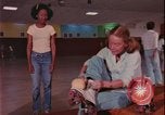Immagine di ragazze adolescenti United States USA, 1977, secondo 32 filmato di repertorio 65675078431