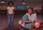 Immagine di ragazze adolescenti United States USA, 1977, secondo 33 filmato di repertorio 65675078431