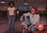Immagine di ragazze adolescenti United States USA, 1977, secondo 34 filmato di repertorio 65675078431