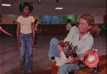 Immagine di ragazze adolescenti United States USA, 1977, secondo 35 filmato di repertorio 65675078431