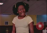 Immagine di ragazze adolescenti United States USA, 1977, secondo 36 filmato di repertorio 65675078431
