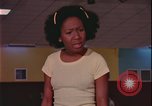 Immagine di ragazze adolescenti United States USA, 1977, secondo 37 filmato di repertorio 65675078431
