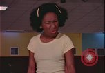 Immagine di ragazze adolescenti United States USA, 1977, secondo 38 filmato di repertorio 65675078431