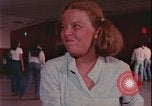 Immagine di ragazze adolescenti United States USA, 1977, secondo 41 filmato di repertorio 65675078431