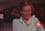 Immagine di ragazze adolescenti United States USA, 1977, secondo 42 filmato di repertorio 65675078431