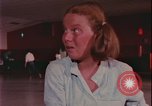 Immagine di ragazze adolescenti United States USA, 1977, secondo 43 filmato di repertorio 65675078431
