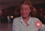 Immagine di ragazze adolescenti United States USA, 1977, secondo 44 filmato di repertorio 65675078431