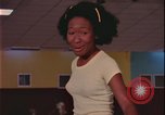 Immagine di ragazze adolescenti United States USA, 1977, secondo 45 filmato di repertorio 65675078431