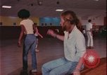 Immagine di ragazze adolescenti United States USA, 1977, secondo 46 filmato di repertorio 65675078431