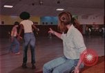 Immagine di ragazze adolescenti United States USA, 1977, secondo 47 filmato di repertorio 65675078431