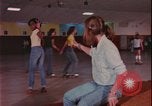 Immagine di ragazze adolescenti United States USA, 1977, secondo 48 filmato di repertorio 65675078431