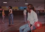 Immagine di ragazze adolescenti United States USA, 1977, secondo 49 filmato di repertorio 65675078431