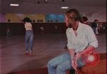 Immagine di ragazze adolescenti United States USA, 1977, secondo 50 filmato di repertorio 65675078431