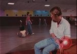 Immagine di ragazze adolescenti United States USA, 1977, secondo 51 filmato di repertorio 65675078431