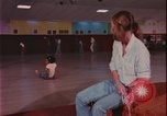 Immagine di ragazze adolescenti United States USA, 1977, secondo 52 filmato di repertorio 65675078431