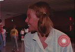 Immagine di ragazze adolescenti United States USA, 1977, secondo 53 filmato di repertorio 65675078431