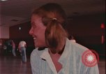 Immagine di ragazze adolescenti United States USA, 1977, secondo 54 filmato di repertorio 65675078431