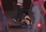 Immagine di ragazze adolescenti United States USA, 1977, secondo 56 filmato di repertorio 65675078431