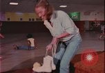 Immagine di ragazze adolescenti United States USA, 1977, secondo 58 filmato di repertorio 65675078431