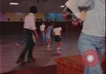 Immagine di ragazze adolescenti United States USA, 1977, secondo 59 filmato di repertorio 65675078431