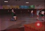 Immagine di ragazze adolescenti United States USA, 1977, secondo 60 filmato di repertorio 65675078431