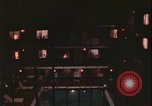 Immagine di notte finestre appartamento United States USA, 1977, secondo 1 filmato di repertorio 65675078432