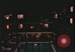 Immagine di notte finestre appartamento United States USA, 1977, secondo 4 filmato di repertorio 65675078432