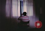 Immagine di notte finestre appartamento United States USA, 1977, secondo 5 filmato di repertorio 65675078432