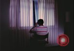 Immagine di notte finestre appartamento United States USA, 1977, secondo 7 filmato di repertorio 65675078432