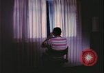Immagine di notte finestre appartamento United States USA, 1977, secondo 8 filmato di repertorio 65675078432