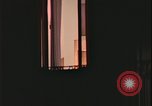Immagine di notte finestre appartamento United States USA, 1977, secondo 13 filmato di repertorio 65675078432