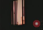 Immagine di notte finestre appartamento United States USA, 1977, secondo 14 filmato di repertorio 65675078432