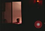 Immagine di notte finestre appartamento United States USA, 1977, secondo 17 filmato di repertorio 65675078432