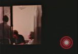 Immagine di notte finestre appartamento United States USA, 1977, secondo 23 filmato di repertorio 65675078432