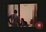 Immagine di notte finestre appartamento United States USA, 1977, secondo 24 filmato di repertorio 65675078432