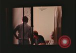 Immagine di notte finestre appartamento United States USA, 1977, secondo 25 filmato di repertorio 65675078432
